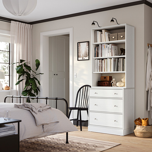 Dormitorio con cofre y planta HAVSTA, estilo minimalista limpio.