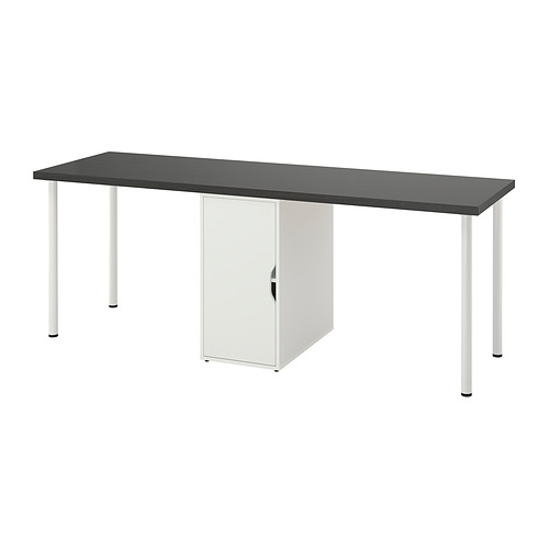 Escritorio LAGKAPTEN negro con almacenaje blanco y patas blancas.