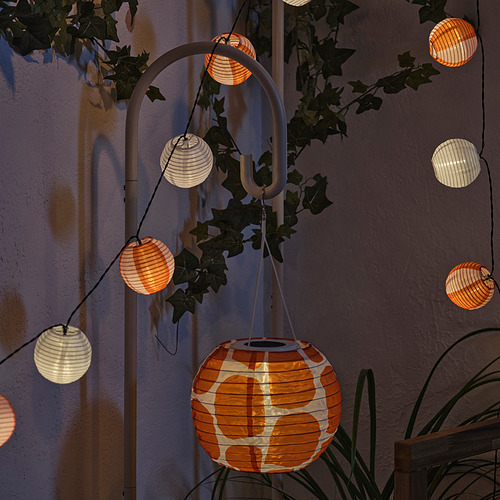 Linternas de color blanco anaranjado alimentadas por energía solar que emiten una cálida luz nocturna.