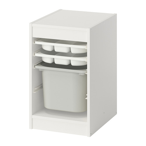 Un mueble de almacenaje TROFAST blanco con compartimentos y una papelera grande, ideal para organizar los objetos de los niños.