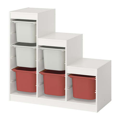 El mueble de almacenaje TROFAST blanco de ikea con cubos de plástico rojos y blancos. Cuenta con tres estantes con un diseño escalonado.