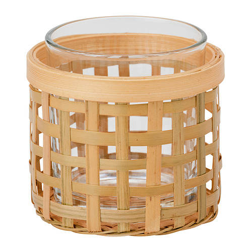 Candelabro PÅVEFINK, bambú y vidrio, forma cilíndrica, diseño de tejido intrincado, color natural.