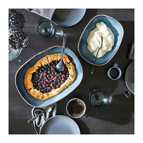Los platos de horno GLADELIG, de color azul océano con borde dorado, sirven comidas con estilo. Material de gres, forma ovalada, aspecto artesanal.