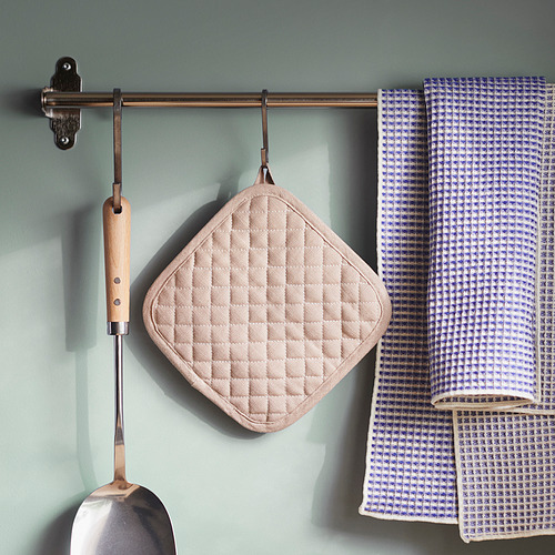 Almacenamiento de cocina moderno con agarradera vålvårdad de diamantes beige, toalla a cuadros y cucharón de metal.