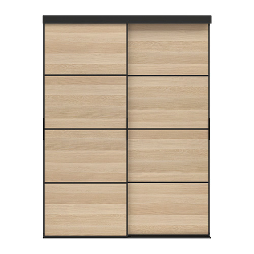 Un armario de madera SKYTTA. Cuenta con seis puertas correderas de color marrón claro enmarcadas en color negro. El diseño moderno incluye ranuras verticales para una apariencia elegante.