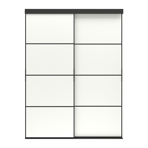 Representa un armario de SKYTTA con paneles blancos y detalles en negro. Tiene puertas correderas y ofrece un aspecto elegante y moderno con una garantía de diez años.