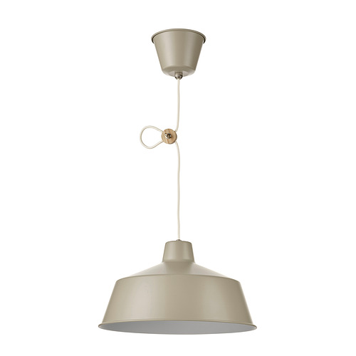 Una lámpara colgante SJÖMAKT, de color crema, con pantalla metálica y ajustador de madera.