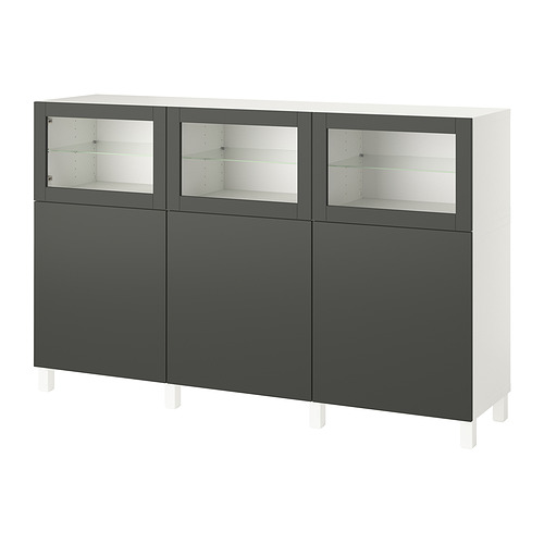 Un mueble de almacenaje BESTÅ blanco y gris oscuro con puertas de cristal y armarios para la organización.