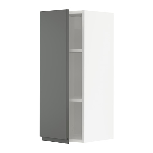 Moderno mueble de cocina gris con diseño delgado y abierto.