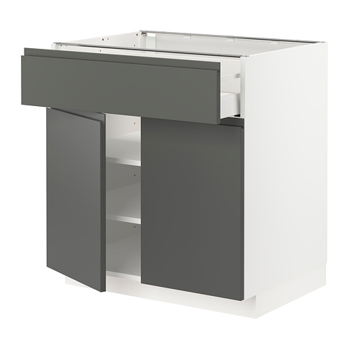 Mueble de cocina moderno, blanco con tiradores gris oscuro, rectangular, tres secciones de almacenamiento.