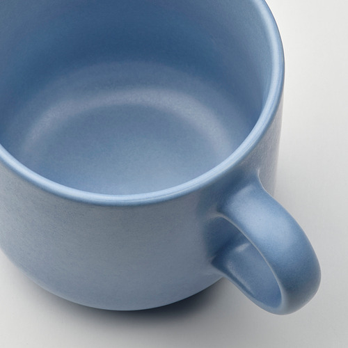 Taza azul con acabado liso, asa robusta.