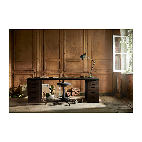 Moderna configuración de oficina en casa con escritorio LAGKAPTEN negro-marrón, paneles de madera, ventana, lámpara, silla y plantas.