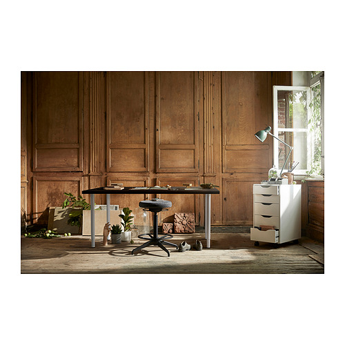 Configuración de oficina en casa: escritorio negro, taburete gris, almacenamiento blanco, paredes de madera.