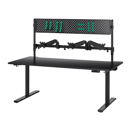 Escritorio gaming negro: MÅLOMRÅDE, con tablero perforado, brazos de monitor y altura ajustable, diseñado para un juego ergonómico.