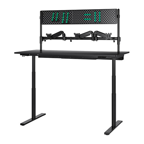 Mesa de juego MÅLOMRÅDE: negro, altura ajustable, brazos de monitor dobles, tablero perforado con accesorios verdes.