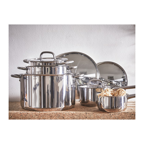 Juego de utensilios de cocina IKEA 365+ de acero inoxidable; Incluye tres macetas con tapa en estante de madera envejecida.