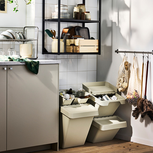 Cocina moderna con armario gris y sistema de clasificación de residuos SORTERA bajo estantes.