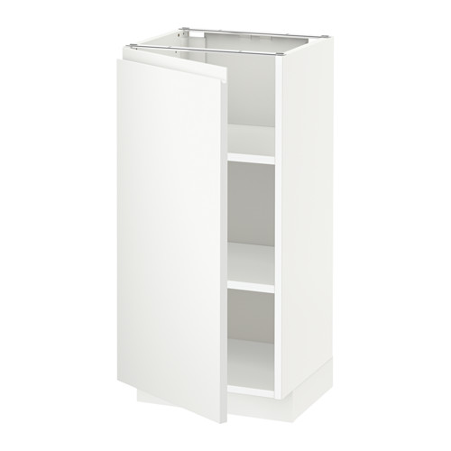 Un mueble de cocina METOD blanco con un diseño minimalista y estantes ajustables. Tiene una estética moderna y limpia sin asas visibles.