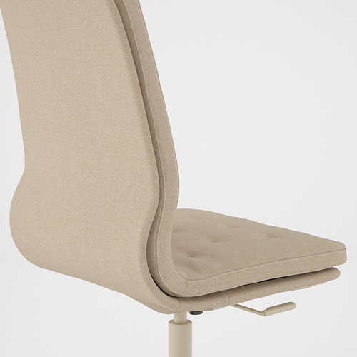 Silla de oficina ergonómica con respaldo alto y asiento ajustable, tapizada en tela beige.
