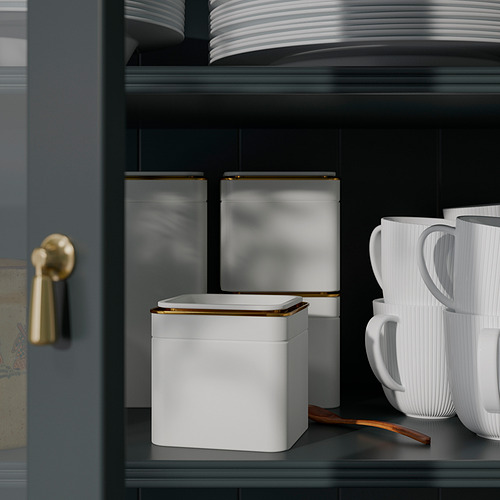 Estantería de cocina con latas metálicas apilables y jarras.