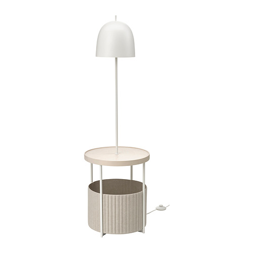 Lámpara de pie blanca Trindsno de Ikea: diseño moderno con mesa auxiliar redonda, almacenamiento y pantalla de luz ajustable.