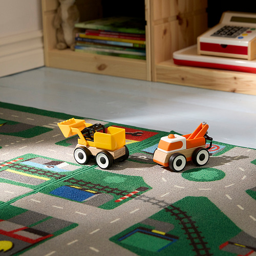 Dos coloridos vehículos de juguete, amarillo y naranja, se sientan sobre una alfombra de juego con temática urbana, promoviendo el juego imaginativo.