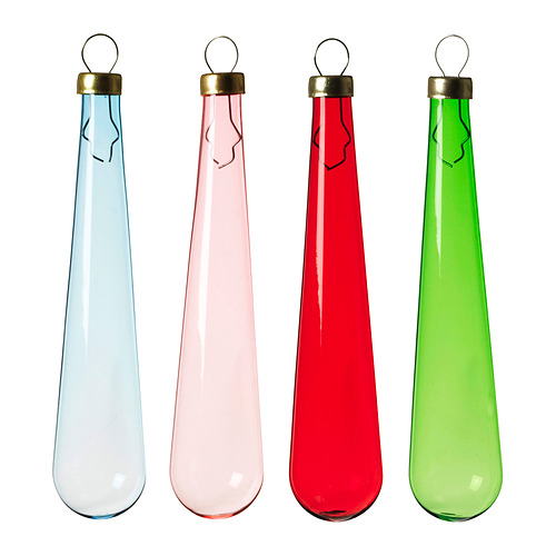 Cuatro coloridos adornos en forma de lágrima en vidrio azul, rosa, rojo y verde con tapas y lazos de metal dorado para colgar.