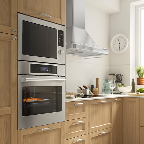 Cocina moderna con doble horno y microondas de acero inoxidable de IKEA. Diseño elegante y funcional con controles digitales y opción de freír aire.