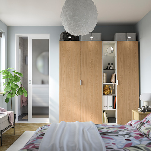Dormitorio moderno con armario alto de roble claro PAX , accesorios elegantes.