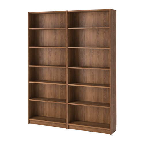 Una estantería BILLY, de color marrón, hecha de tableros de partículas y tableros de fibra, con múltiples estantes vacíos en forma rectangular.