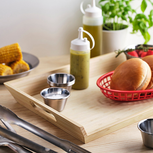 Tabla de servir de madera con asas, pequeñas tazas de metal, maíz, hamburguesas en canasta, hierbas, pinzas. Producto GRILLTIDER .