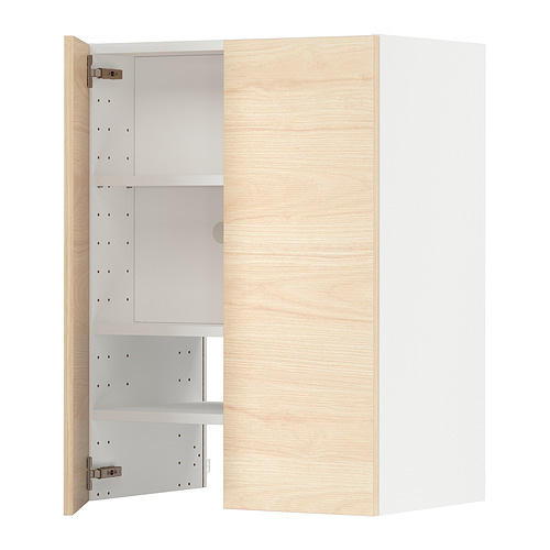 Un mueble de cocina METOD con puerta de madera de fresno claro, con un interior de tres estantes y una construcción de marco resistente.