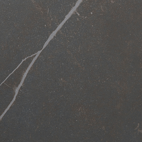 Primer plano de la encimera de MÖCKLARP, lisa, oscura, arañazos mínimos, acabado porcelánico de alta calidad.