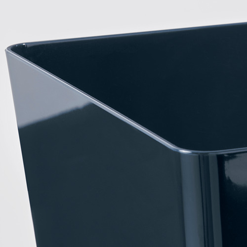 Caja de plástico azul brillante, elegante; Vista en primer plano mostrando borde liso y acabado pulido.