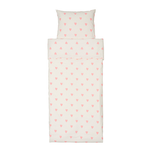 Esta imagen muestra un conjunto de ropa de cama para niños Barndröm con estampado de corazón rosa en blanco, hecho de algodón y viscosa.