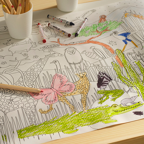Libro para colorear sobre la mesa, parcialmente coloreado con rotuladores.