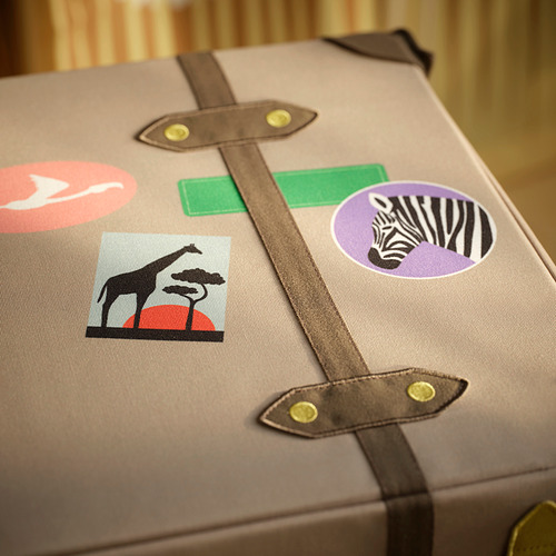Baúl de almacenamiento decorativo con correas resistentes, pegatinas vibrantes y tela de calidad, perfecto para organizar aventuras.