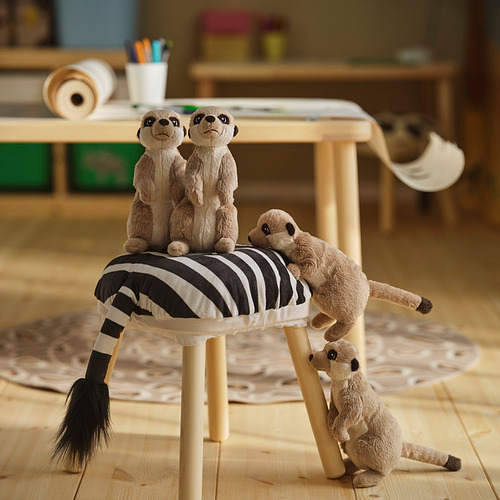animales de peluche de suricatos en un taburete; dos sentados, uno de pie, otro acostado. Habitación infantil con suelo de madera y mesa.