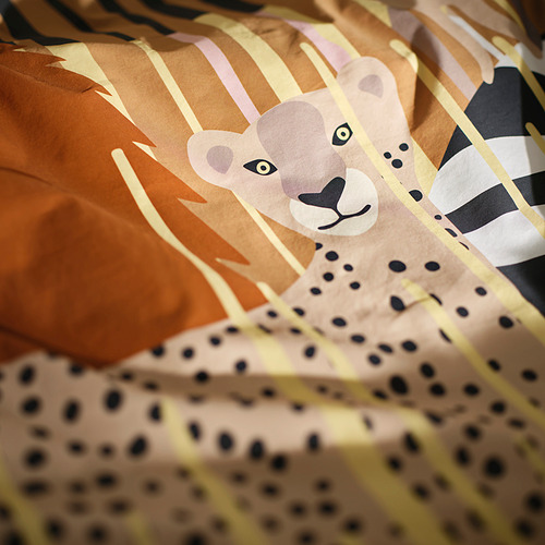 Funda nórdica suave y detallada con leopardo y jirafa sobre tela de sabana.