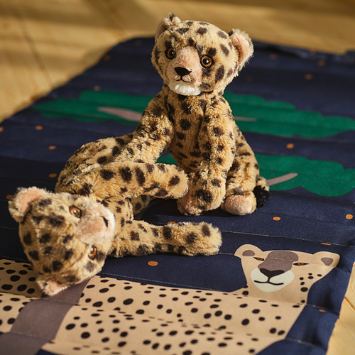 Dos peluches de guepardo sobre una manta a rayas; uno de pie, otro acostado. Texturas realistas, de aprox. 10 pulgadas cada una.