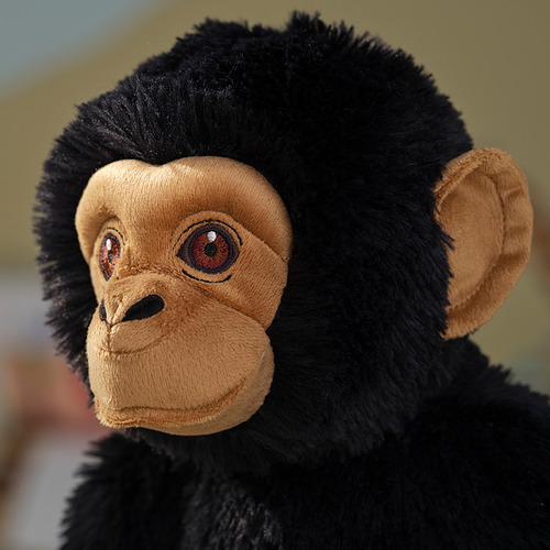 Juguete de peluche de primates; Suave pelaje negro, rostro bronceado, ojos detallados.