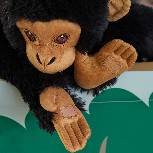 Un mono de peluche con detalles realistas, que transmite una suavidad de peluche.
