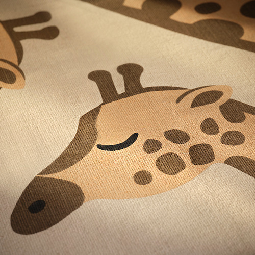 Alfombra beige de tejido plano con un detallado patrón de jirafa marrón, que muestra artesanía y textura de alta calidad.
