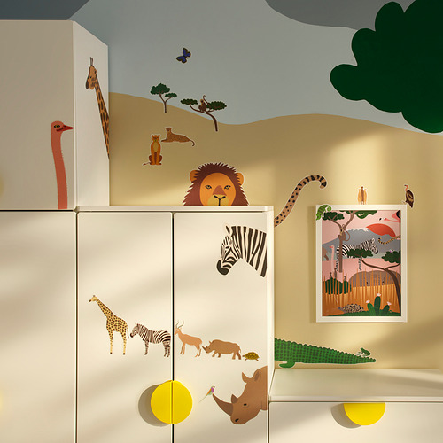 Guardería con temática de safari con pegatinas de cebras, leones y jirafas.