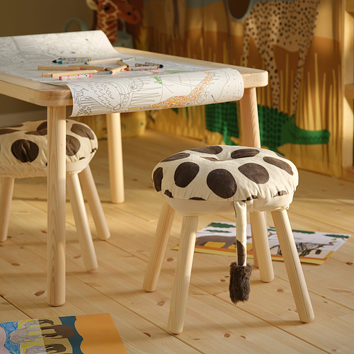 Habitación infantil con taburetes de jirafa, mesa para colorear, juguetes; Juguetón y acogedor.