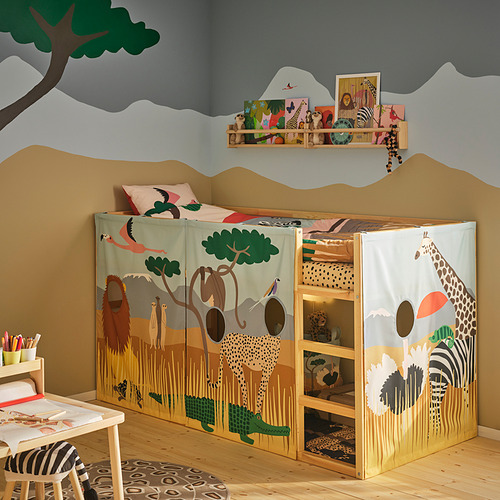 Cama KURA con cortina safari, escritorio, murales coloridos, libros, juguetes.