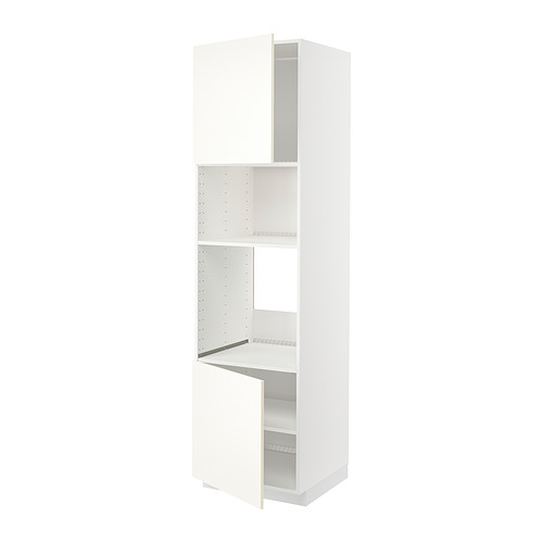 Un mueble de cocina columna METOD blanco de ikea con estantes ajustables y puertas abiertas.