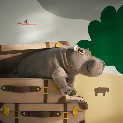 SANDLÖPARE Baúl beige con hipopótamo gris disecado, pegatinas de pared. Tema de aventura juguetón, cabe debajo de los muebles.