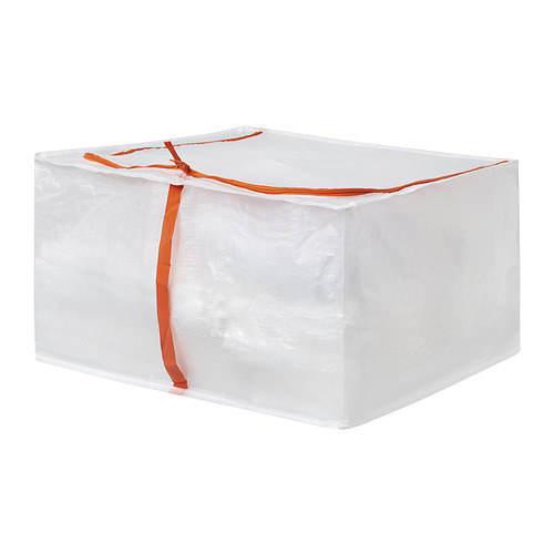 Una bolsa de almacenamiento PÄRKLA blanca con cremallera y asas naranjas, de forma cuadrada, hecha con materiales reciclados.