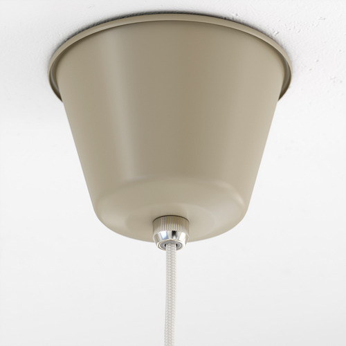 Lámpara de techo con pantalla metálica, ajustador de cordón cromado y cable trenzado blanco.